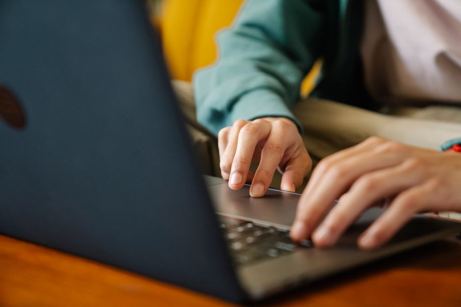「裏切り者」と呼ばれて──豪ユダヤ系人権弁護士が受けるオンライン中傷