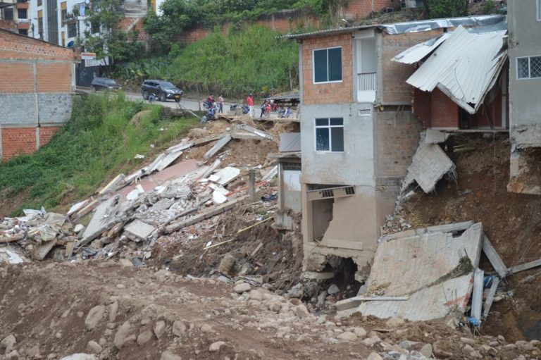 重慶で大規模山崩れ、8人死亡・34人連絡不明 台湾メディアが速報