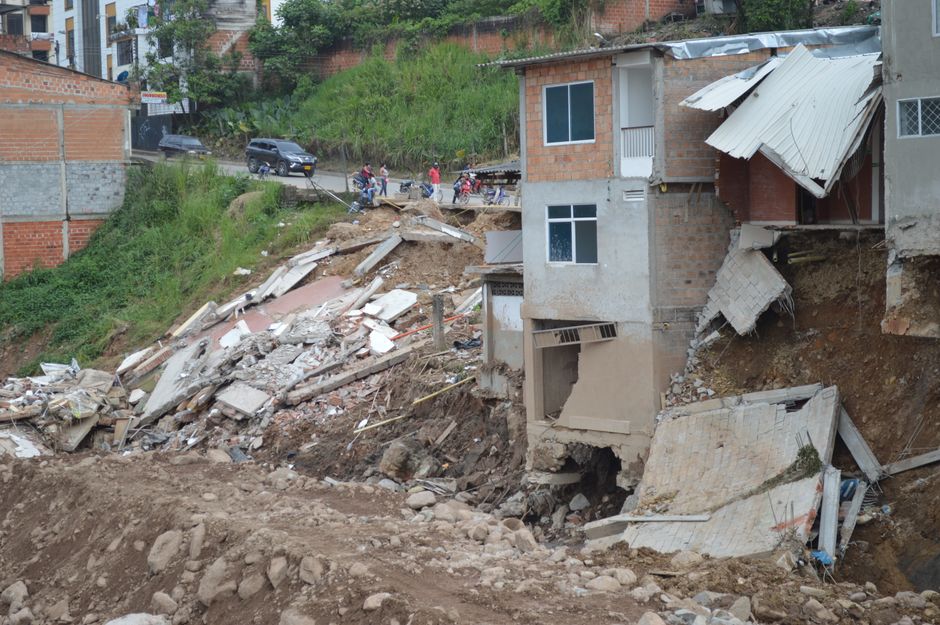 重慶で大規模山崩れ、8人死亡・34人連絡不明 台湾メディアが速報