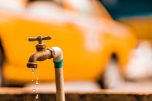 香港・筲箕灣で水道管破裂、1万世帯が断水 専門家「幹線道路下の老朽管も適時補修を」