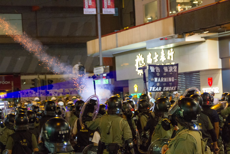 伊ボローニャで警官と衝突、抗議集会で「爆竹爆弾」投げられる