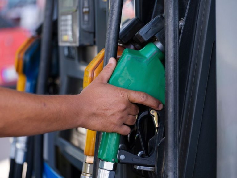 ロシア、ガソリンの取引所販売ノルマの引き下げを年末まで延長