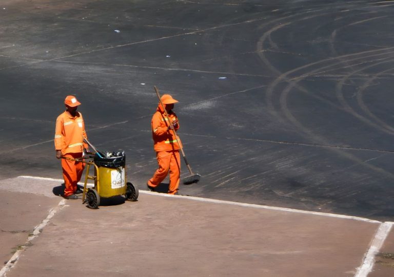 香港「暑熱警告」が機能不全か 70歳清掃員は9時間休憩なしの現実