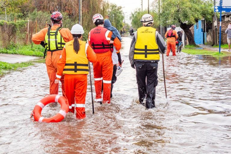 フィリピン警察、長雨・洪水で治安維持と救援活動を継続