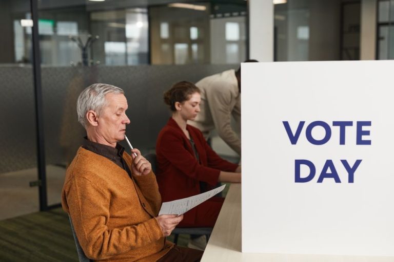 スウェーデン世論調査、与党連合が支持差を急縮小──9月総選挙へ最終盤