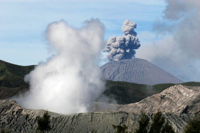エトナ火山噴火でカターニア空港閉鎖、イタリアの「フェラゴスト」直撃