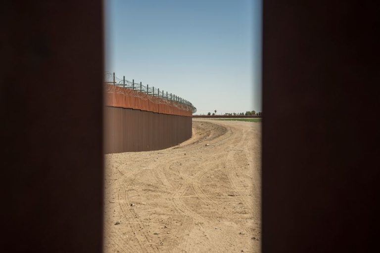 スペイン領セウタ、モロッコ国境で移民集団が越境を試みる