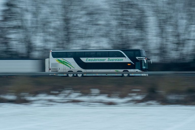 ポーランドの団体バス、ハンガリーで惨事 専門家「夜は運転せず眠るべき」