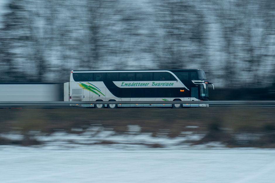 ポーランドの団体バス、ハンガリーで惨事 専門家「夜は運転せず眠るべき」