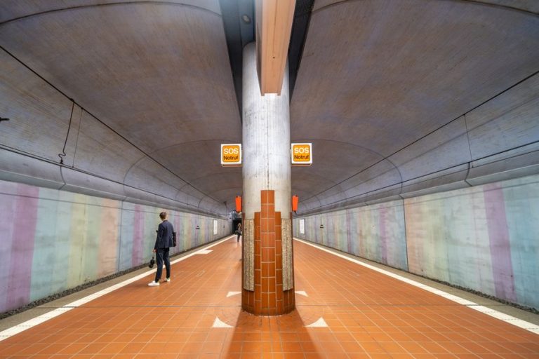 オークランド駅で人身事故か、緊急当局が出動し列車運休（ニュージーランド）