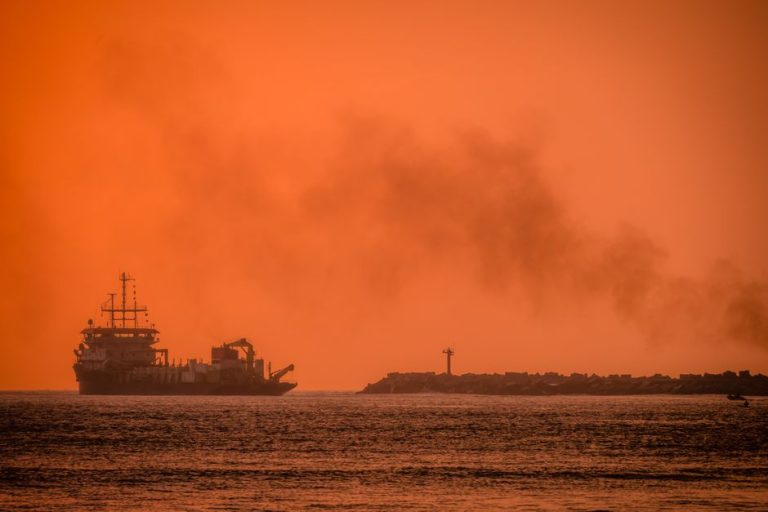 ロシア南部マハチカラの港湾に無人機攻撃、劇場でも火災