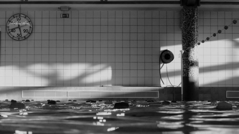 オランダの学校水泳授業で児童が死亡　地域に広がる悲しみ