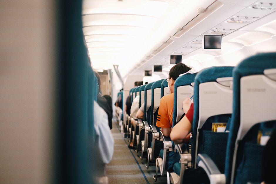 豪州の旅客機内で暴行の脅し 男2人を逮捕、機内トラブル増加が背景に