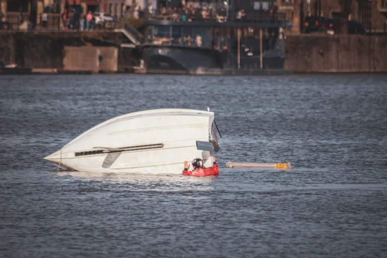 インドネシア・ジャワ海で旅客船が転覆　合板につかまり生還した乗客も