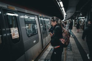 オークランド新地下鉄CRL、開業後初の通勤ラッシュを迎える