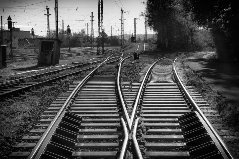 オランダで鉄道線路に金属パイプ置く妨害相次ぐ インフラの脆さ露呈