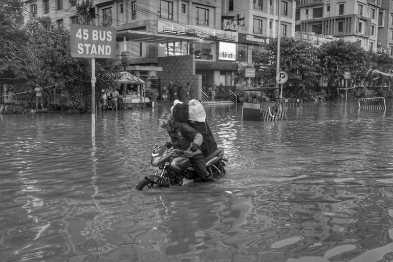 ベトナム・ホーチミン市が豪雨で冠水 車は立ち往生、バイクは水流に転倒