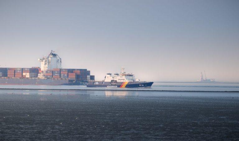 中国海警船がフィリピン漁業局の船に衝突 南シナ海で緊張再燃