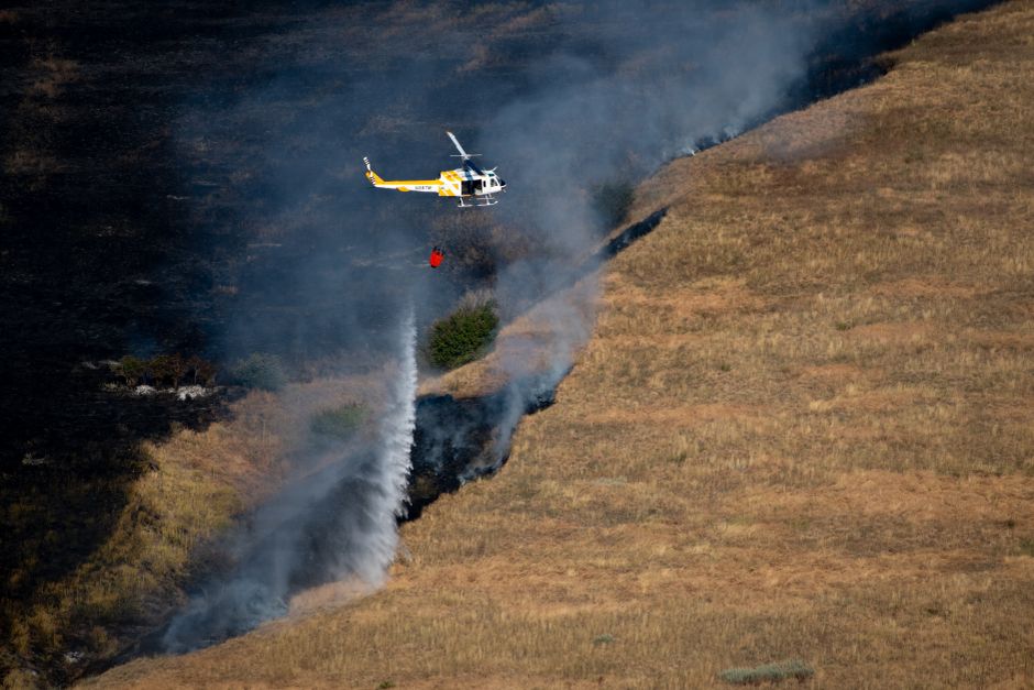 コロンビア・ビジャデレイバで山火事 空軍ブラックホークが大量放水