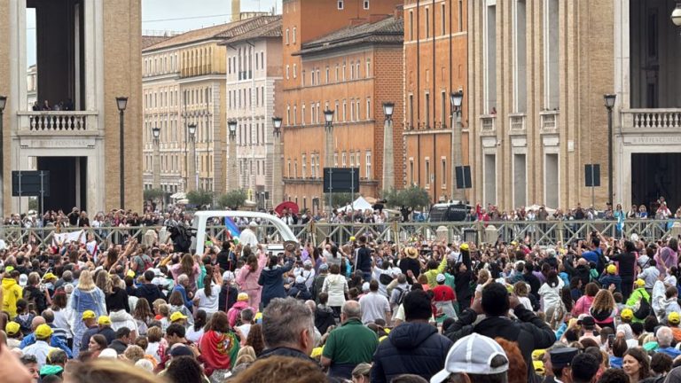 ローマ教皇レオ14世がフランス訪問、パリとルルドに巡礼者殺到