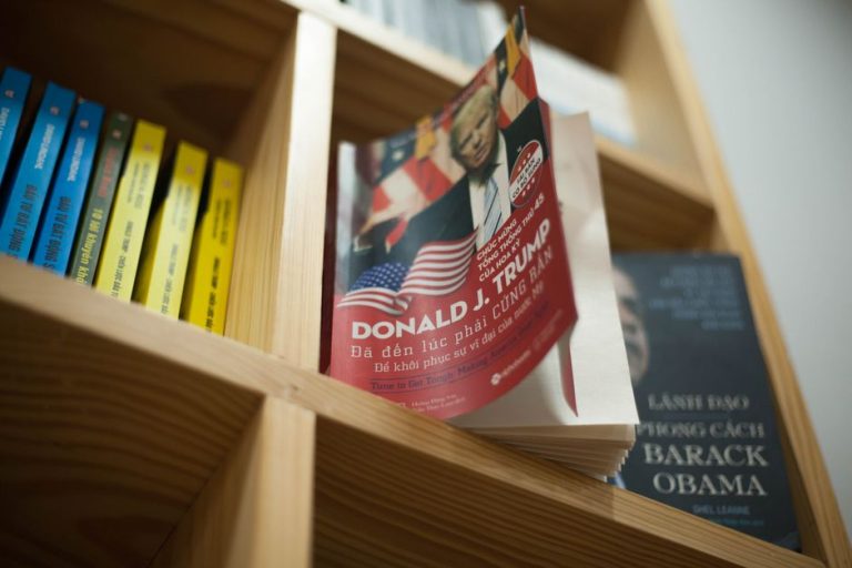 メキシコ前大統領AMLOが新著で再登場、米国の「衰退」を論じる