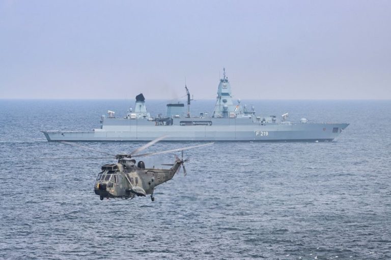 南シナ海スカボロー礁上空で中国軍機がフィリピン哨戒機に異常接近