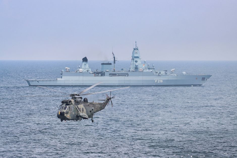 南シナ海スカボロー礁上空で中国軍機がフィリピン哨戒機に異常接近