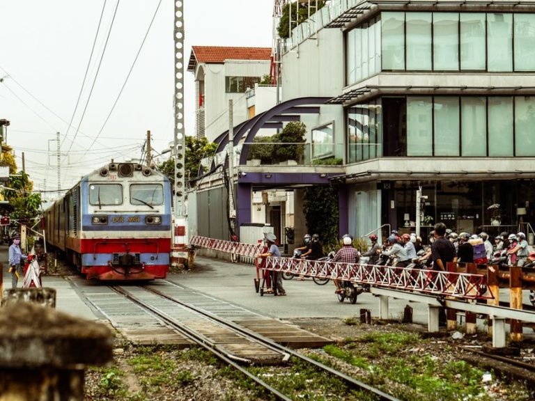 踏切で列車と車がニアミス、NZ緑の党の安全政策発表中に