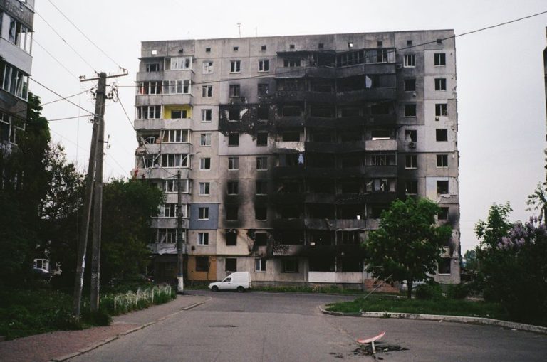 キーウ東部ダルニツィア地区の集合住宅にロシア無人機、死傷者