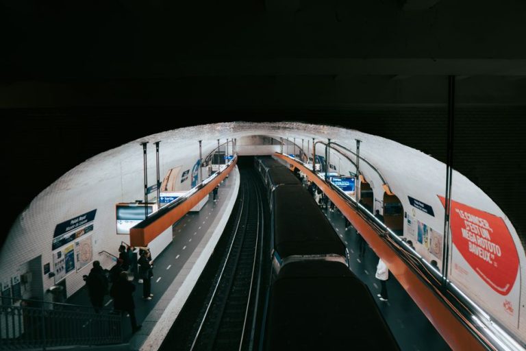 キーウ地下鉄に攻撃被害、赤線の2駅が一時閉鎖へ