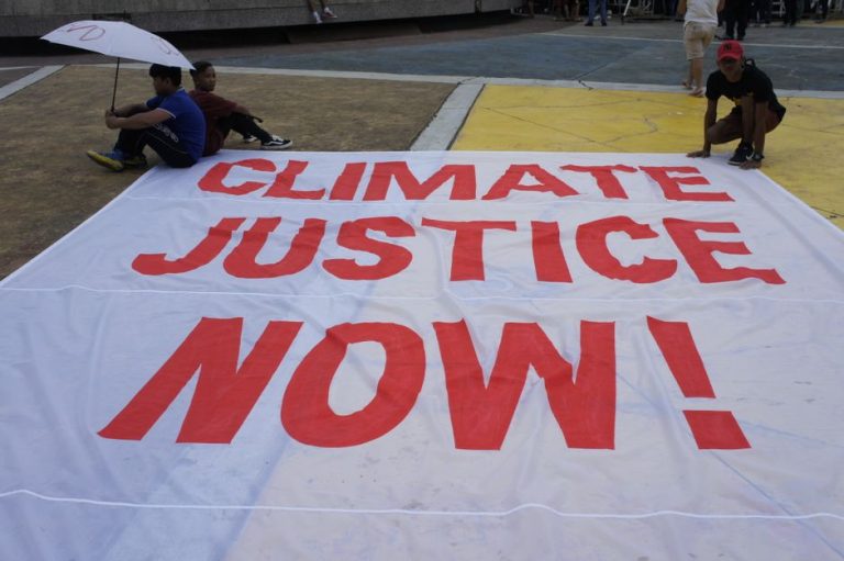 インドネシア、ジャカルタ中心部でグリーンピースが抗議　政府「気候危機と生活費は大統領も重視」