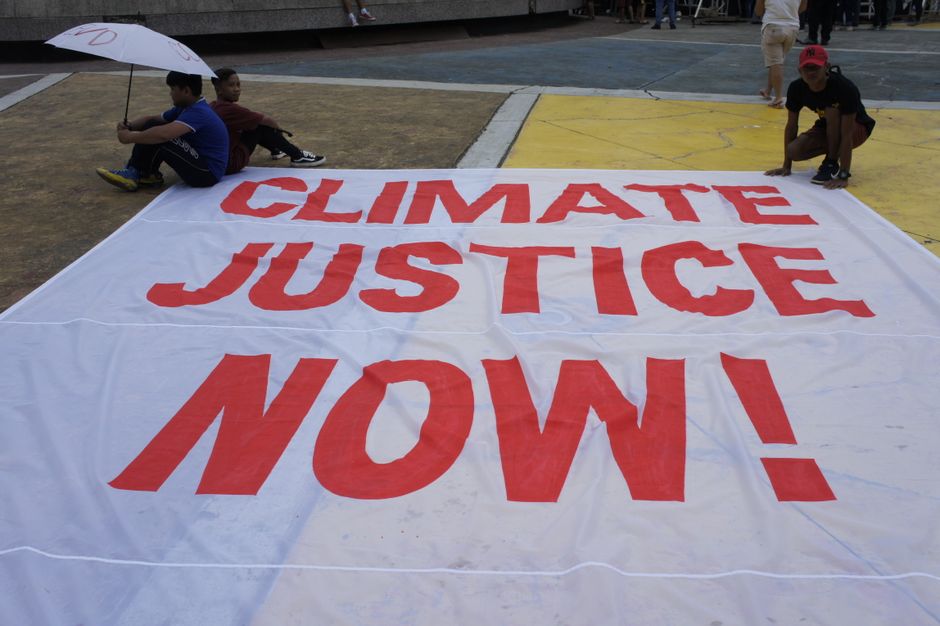 インドネシア、ジャカルタ中心部でグリーンピースが抗議　政府「気候危機と生活費は大統領も重視」