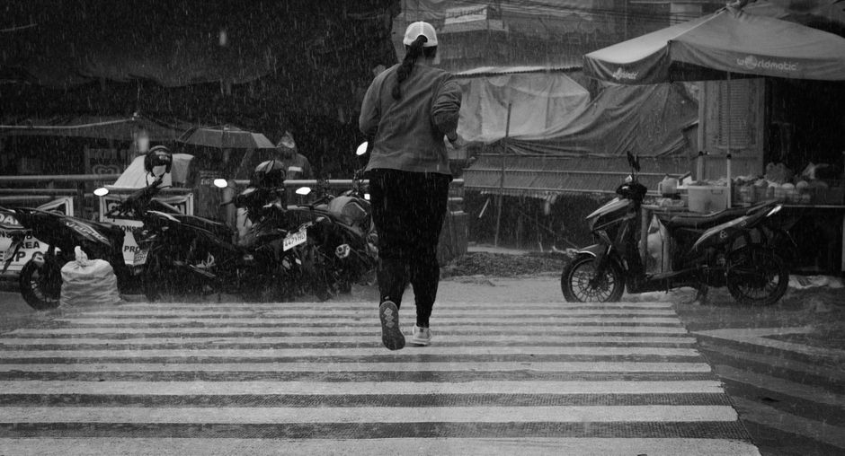 台湾に台風「薔琵」接近、暴風域が東部から南部へ 全土で強風・豪雨を警戒