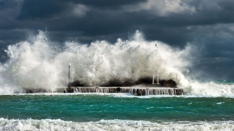 英国南部を嵐「オースティン」が直撃、強風と大雨で交通に乱れ