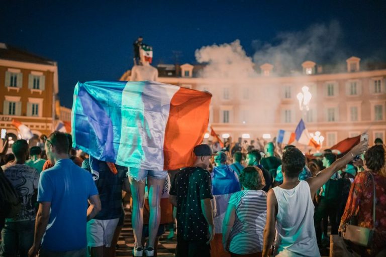 セルビア選挙で学生リストが与党SNSに勝利、スウェーデン各紙が報道