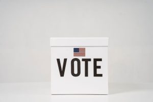 カナダ・トロント市長選、現職チョウ氏が再選　対抗馬ブラッドフォード氏を退ける