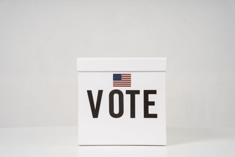 カナダ・トロント市長選、現職チョウ氏が再選 対抗馬ブラッドフォード氏を退ける